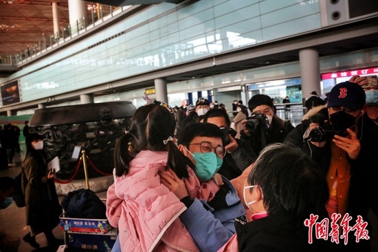 1月8日上午，北京首都机场，一个小女孩与刚刚归来的家人相拥。当天是我国对新型冠状病毒感染实施“乙类乙管”的第一天，即日起，全国各机场恢复原有入境旅客流程，不再要求入境旅客进行落地核酸和集中隔离。中青报·中青网记者 赵迪/摄