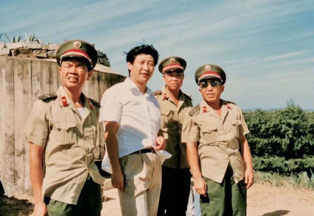 1987年7月，习近平在“英雄三岛”调研。（图源：《习近平在厦门》）
