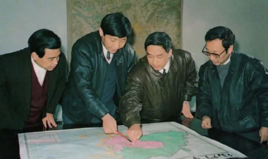 1991年12月，习近平与同事讨论福州市战略规划设想。（图源：《习近平在福州》）